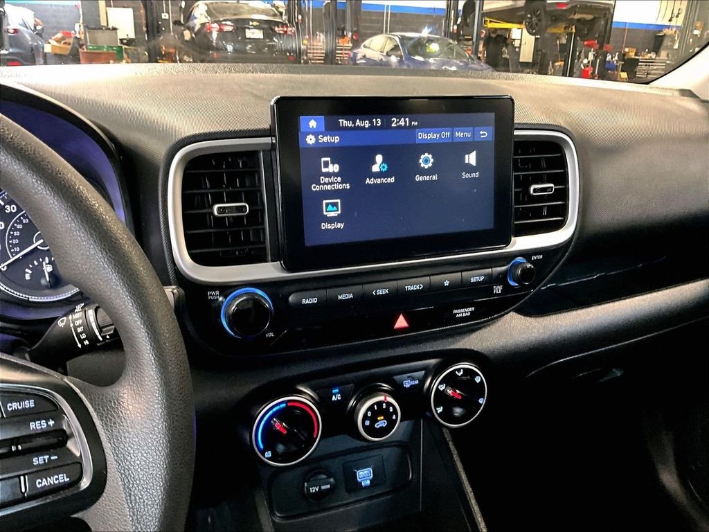 Used 2020 White Hyundai SE image 19