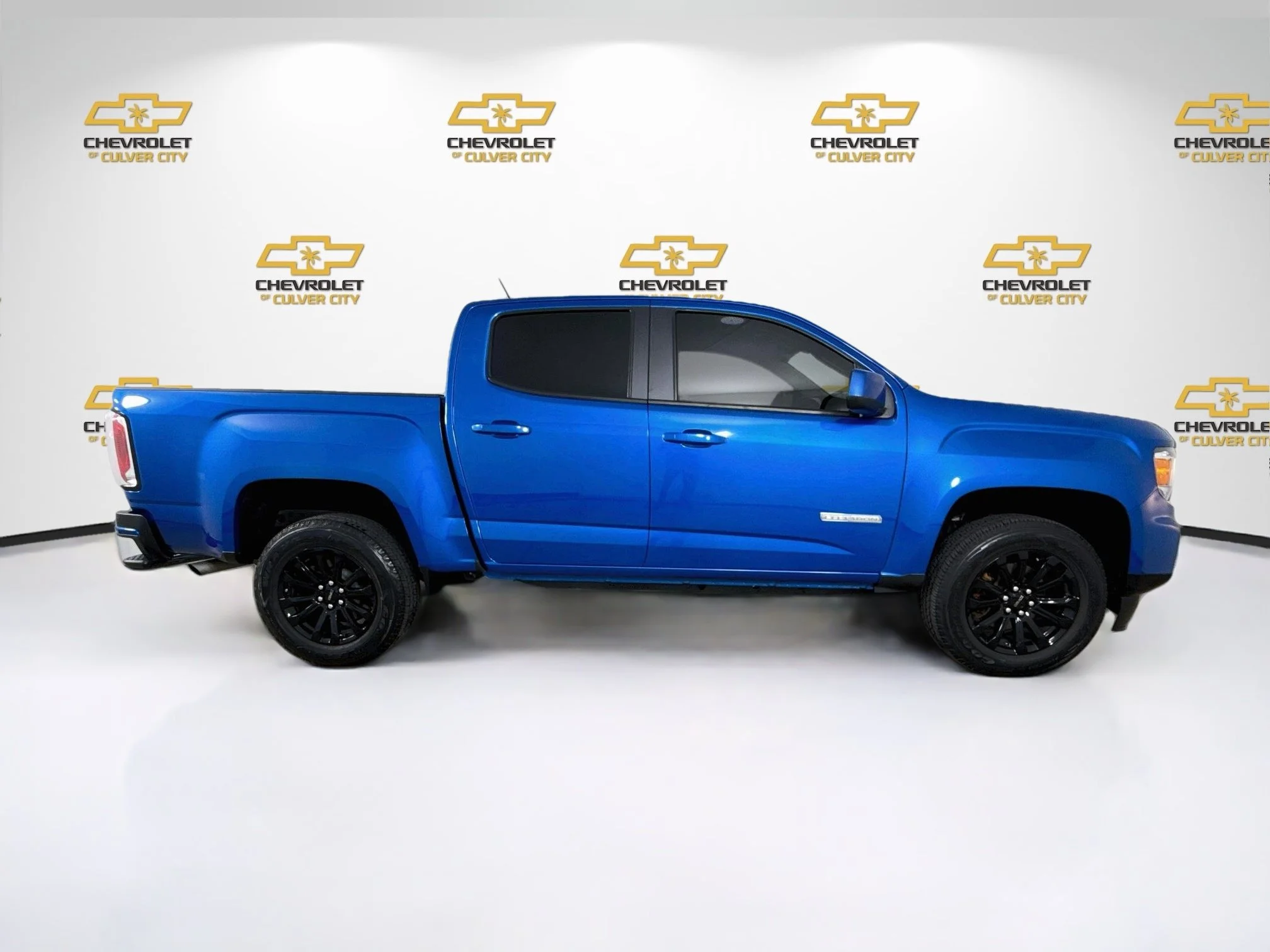 Used 2022 Dynamic Blue Metallic GMC Elevation image 9