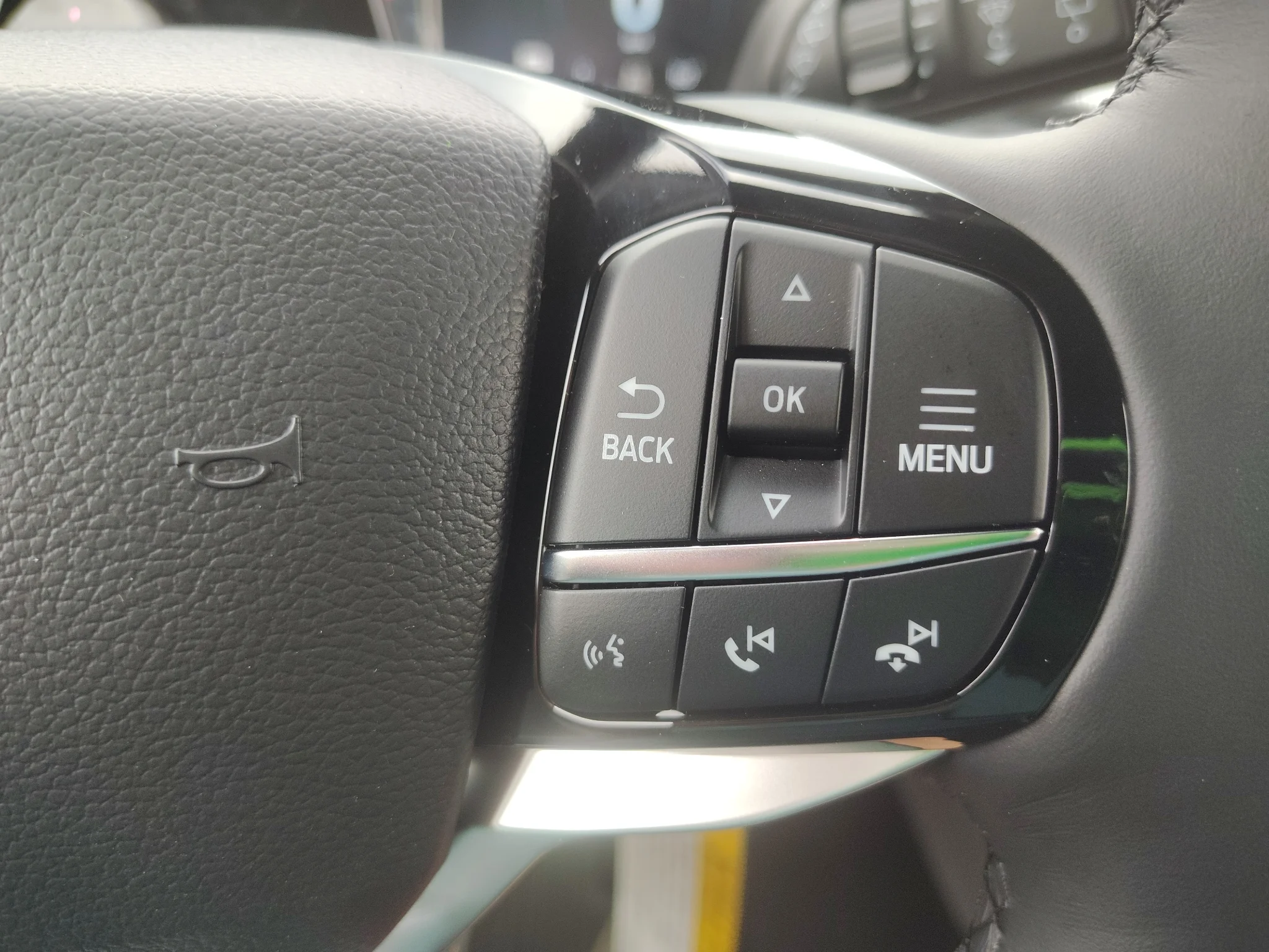 New 2027 Star White Metallic Tri-Coat Ford Platinum™ image 21