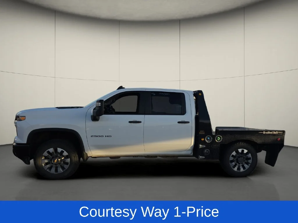 Used 2025 White Chevrolet Custom image 5
