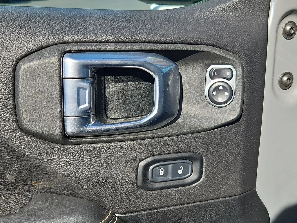 Used 2021 Sting-Gray Clearcoat Jeep Overland image 11