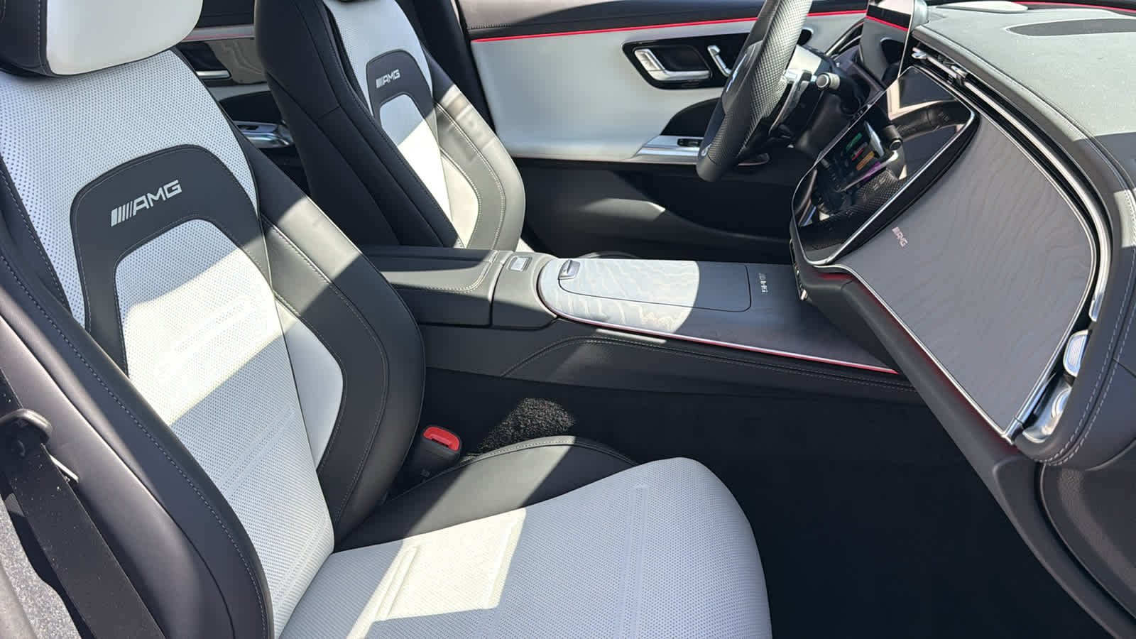 New 2026 MANUFAKTUR Moonlight White Magno Mercedes-Benz AMG® E 53 E image 35