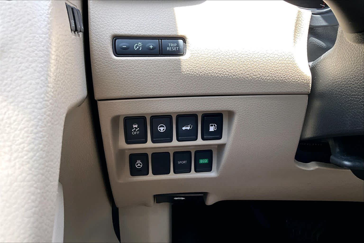 Used 2020 Pearl White Tricoat Nissan SL image 34