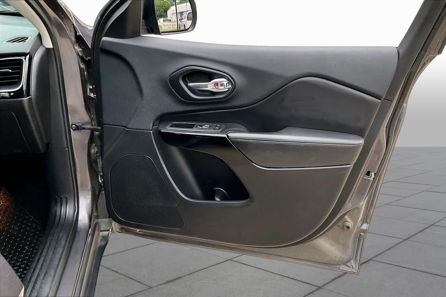 Used 2019 Granite Crystal Metallic Clearcoat Jeep Altitude image 22