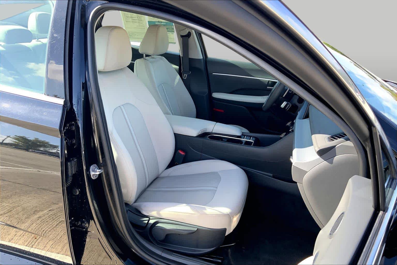 Used 2025 Abyss Black Hyundai SEL image 9
