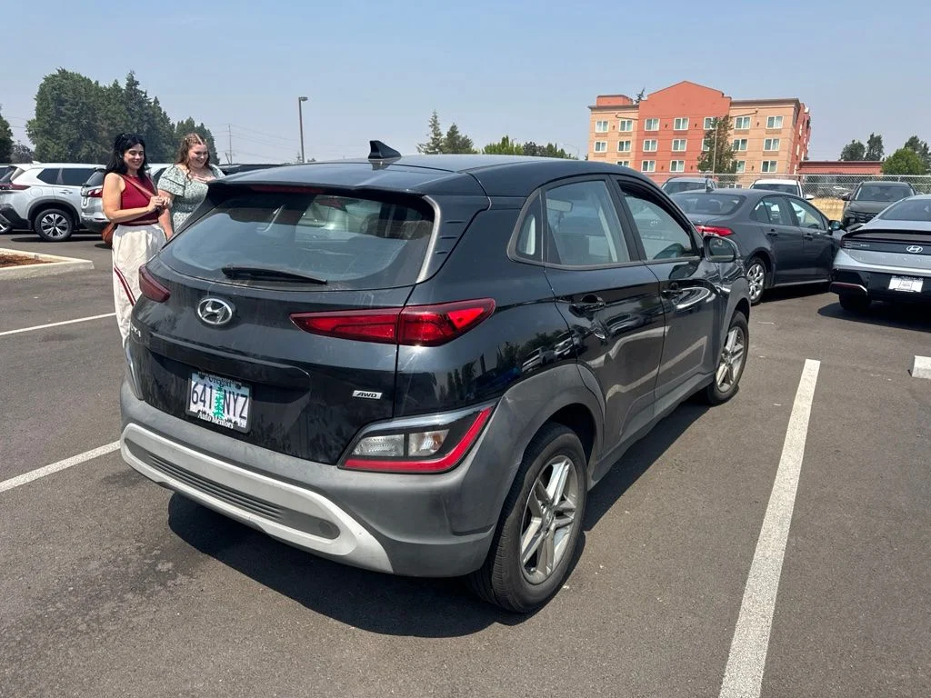 Used 2023 Black Hyundai SE image 5