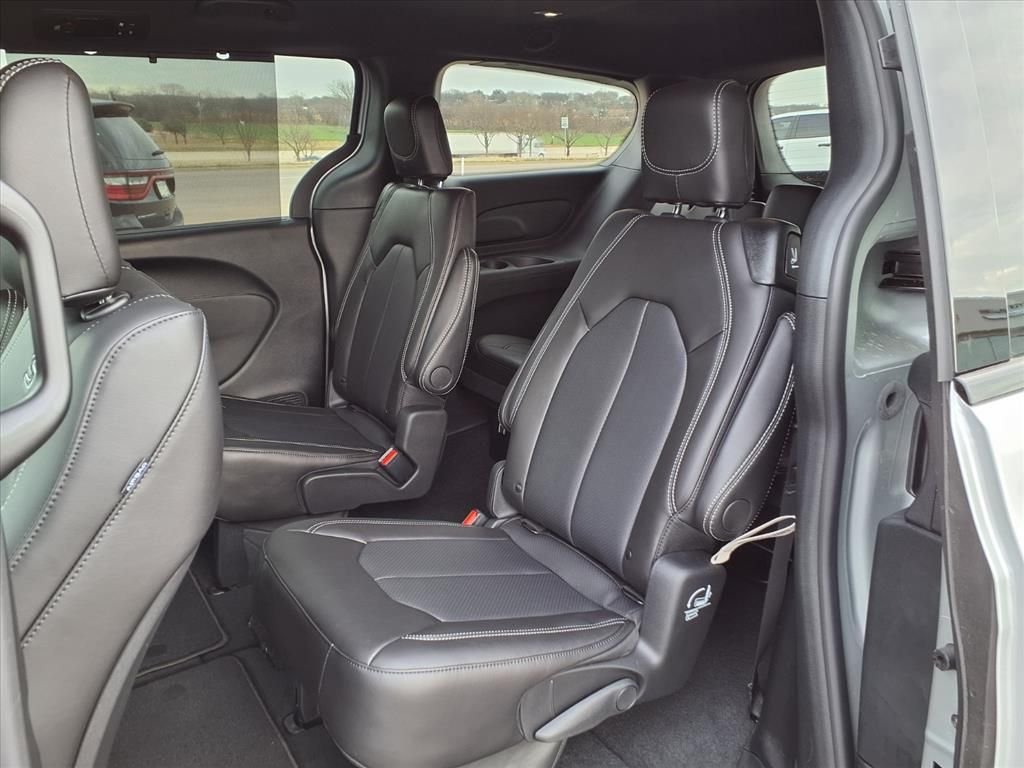 New 2026 Silver Mist Clear-Coat Exterior Paint Chrysler Select image 13