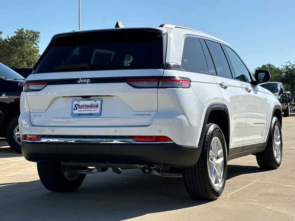 New 2026 Bright White Clear-Coat Exterior Paint Jeep Laredo X image 9