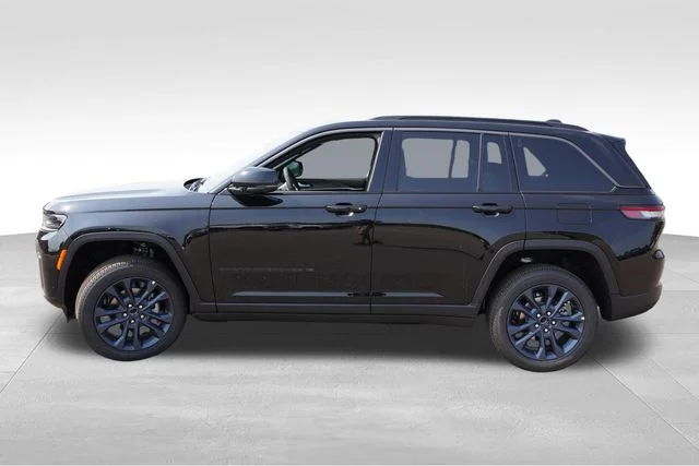 New 2026 Diamond Black Crystal Pearl-Coat Exterior Paint Jeep Limited image 6