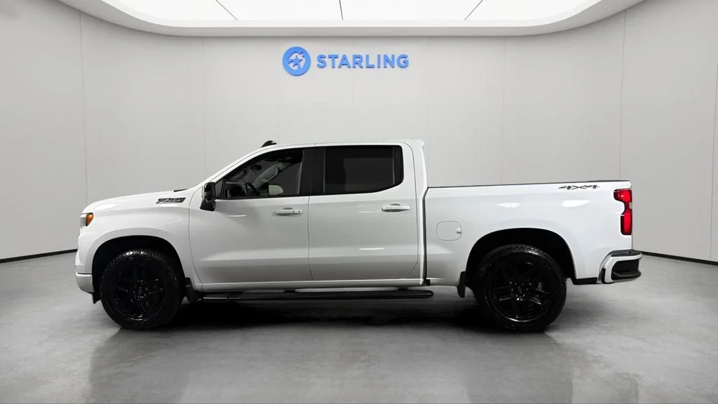Used 2025 Summit White Chevrolet RST image 3