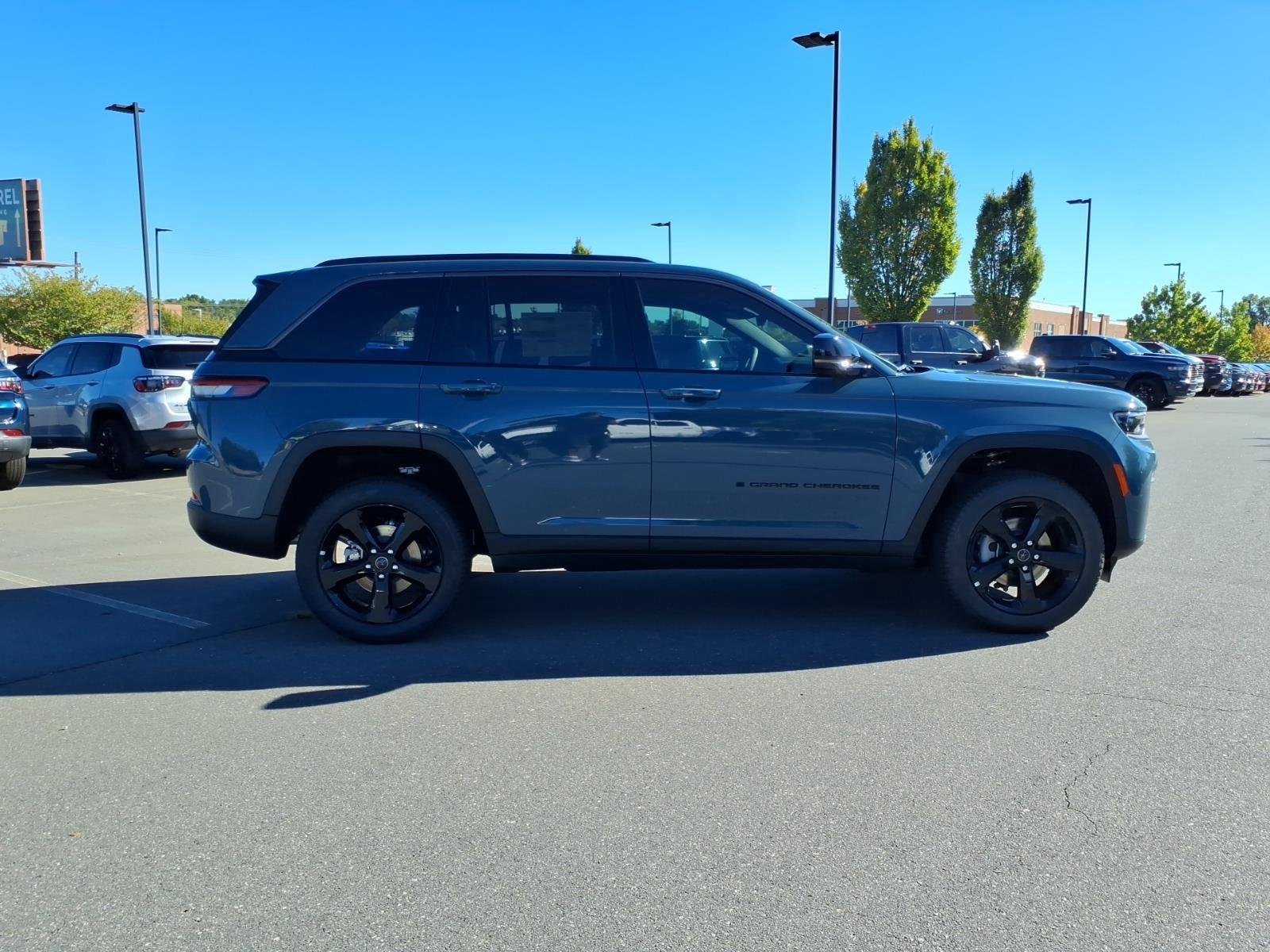 New 2027 Steel Blue Paint Jeep Limited image 10