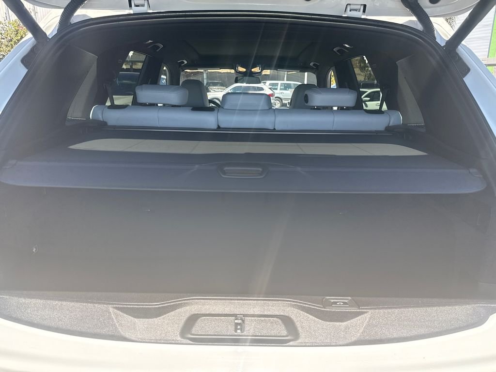Used 2024 White BMW sDrive40i image 11