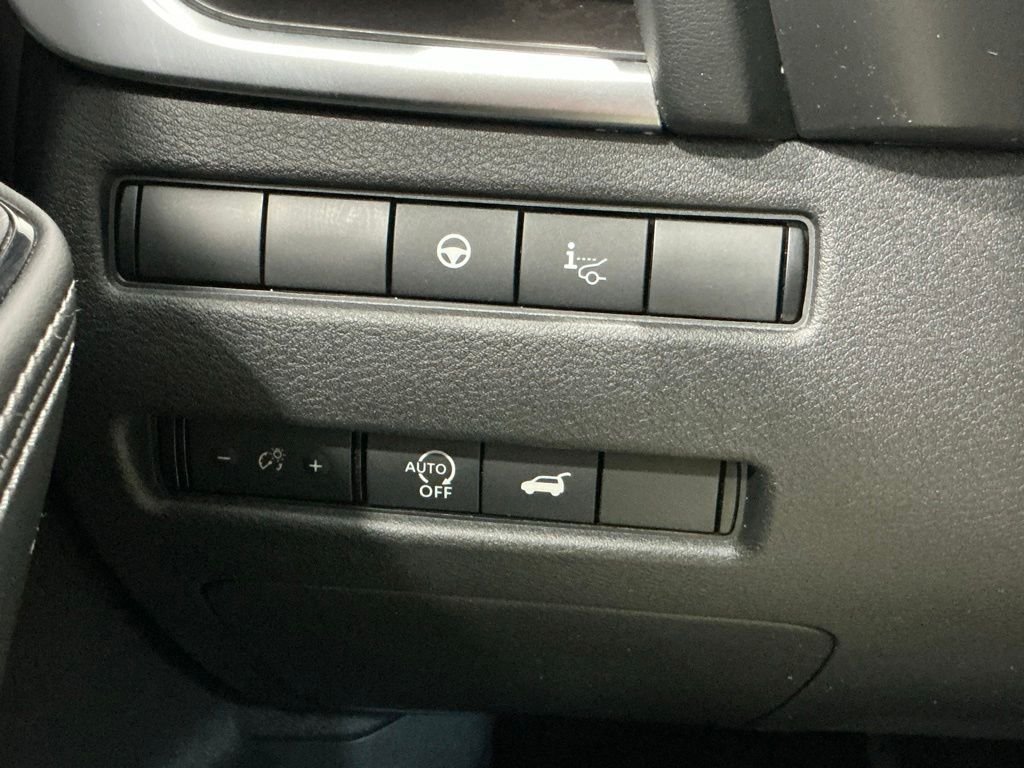 Used 2023 Gold Nissan Platinum image 39