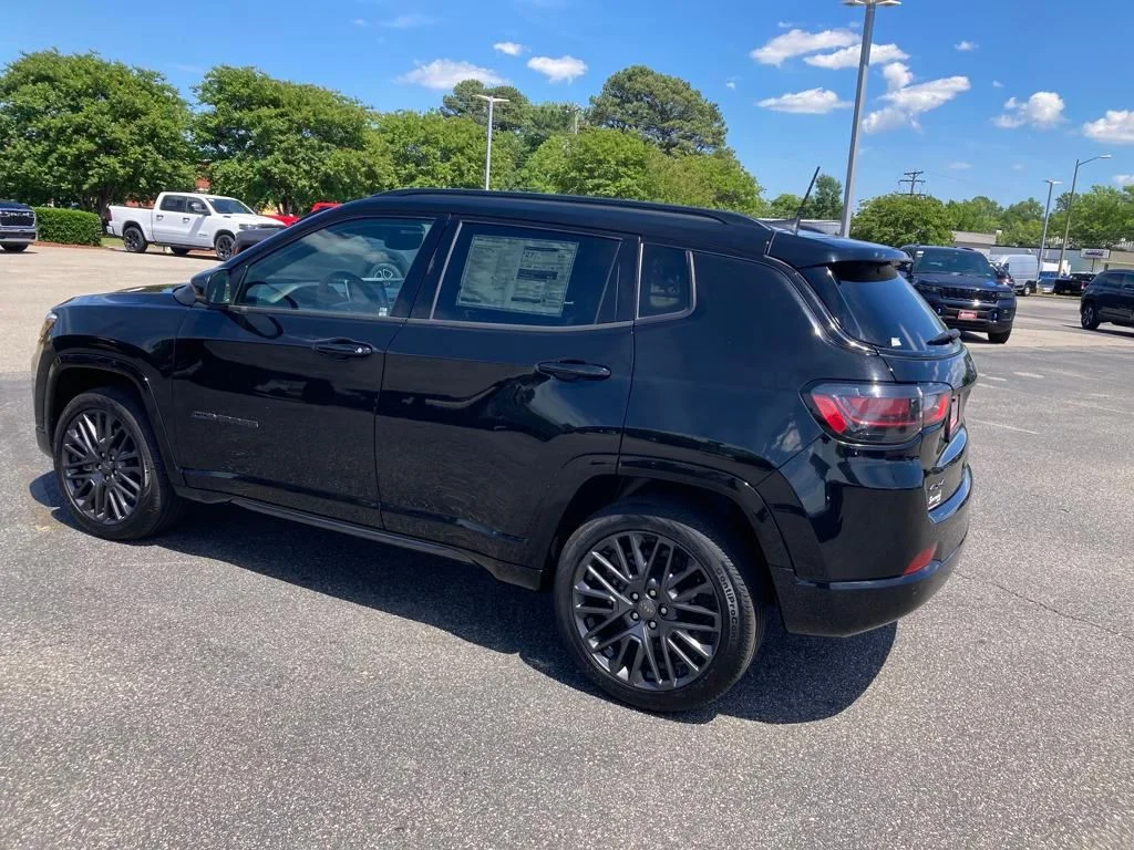 New 2024 Diamond Black Crystal Pearl-Coat Exterior Paint Jeep Limited image 3