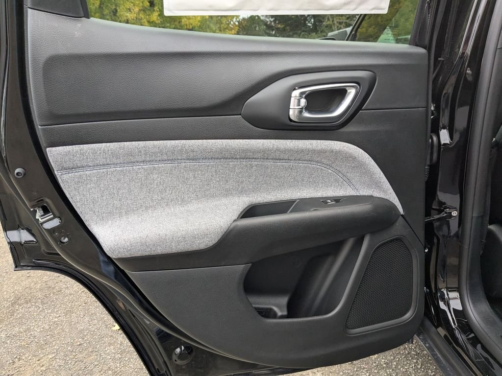 Used 2026 Diamond Black Crystal Pearlcoat Jeep Latitude image 16