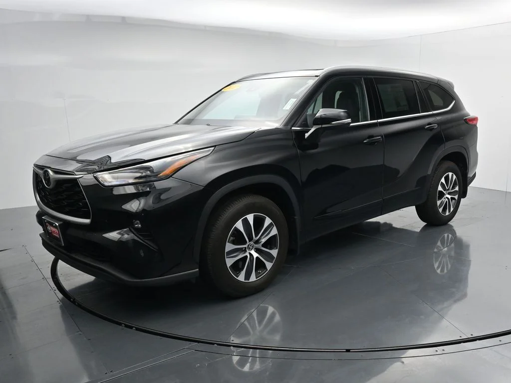 Used 2022 Black Toyota XLE image 3