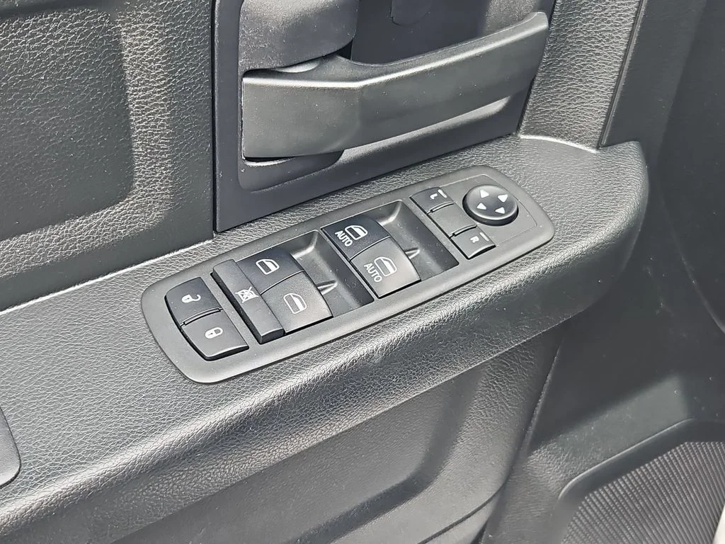 Used 2018 Bright Silver Clearcoat Metallic Ram Tradesman image 11