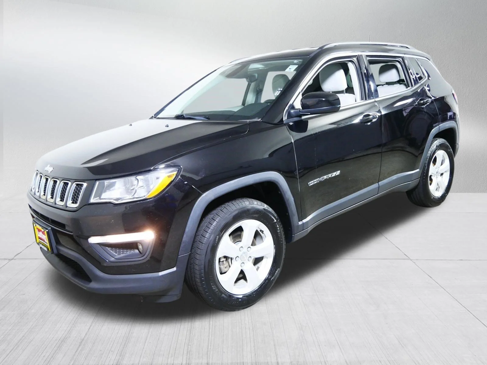 Used 2017 Diamond Black Crystal Pearlcoat Jeep Latitude image 3