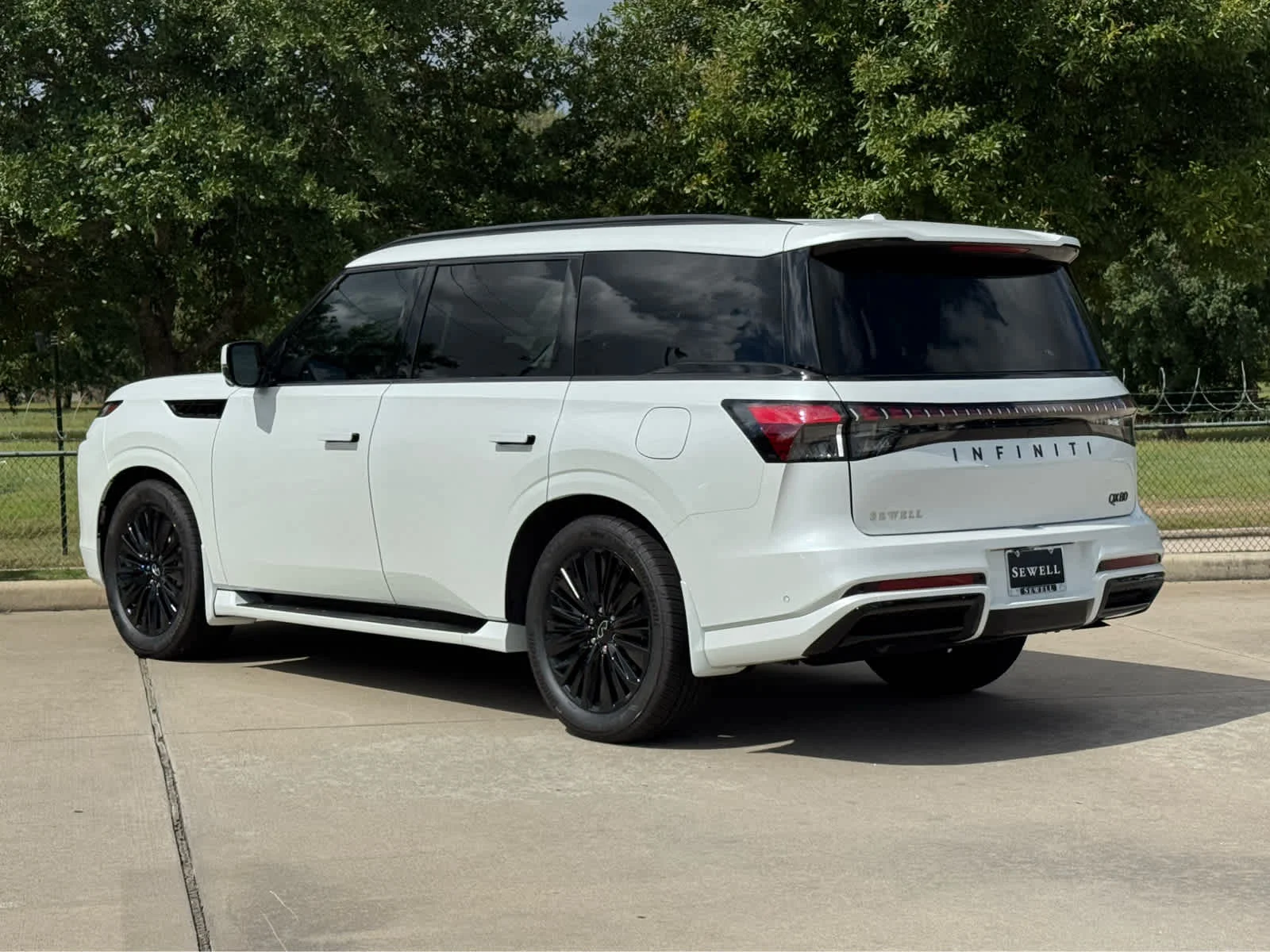 New 2027 RADIANT WHITE INFINITI Luxe 2WD image 4