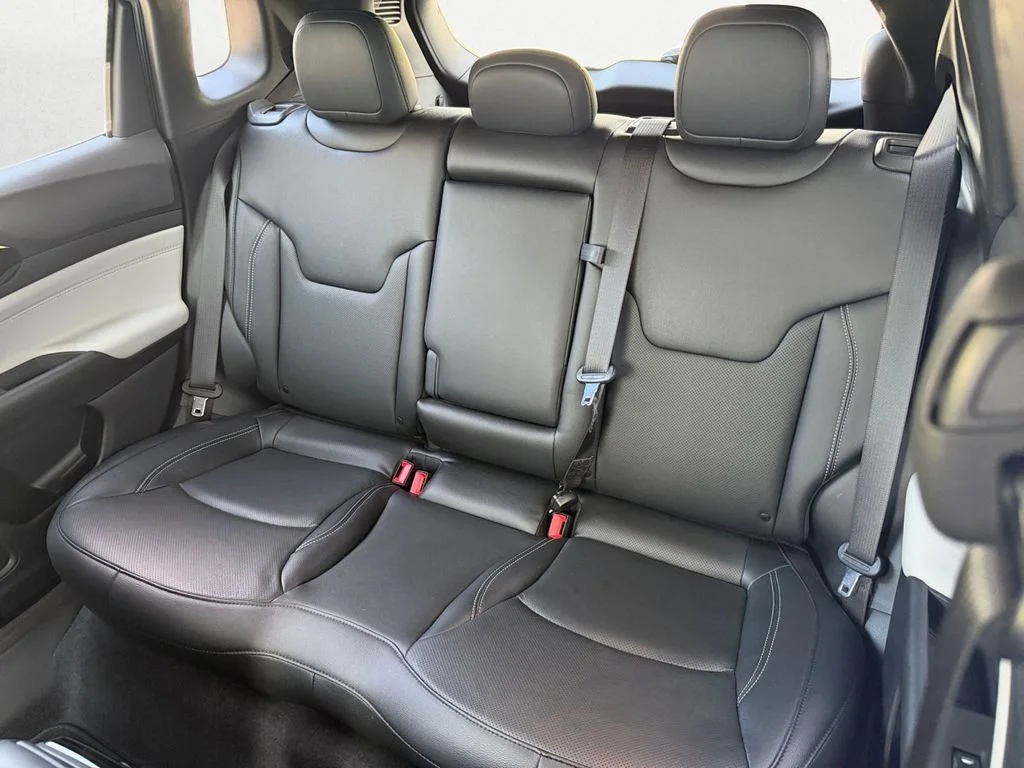 Used 2025 Silver Jeep Limited image 9