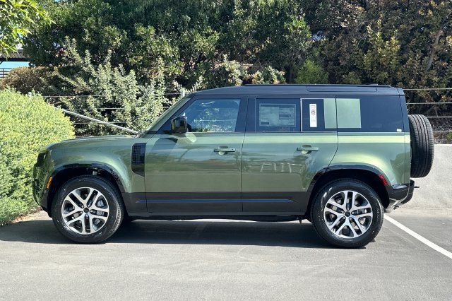 New 2026 Woolstone Green Land Rover X-Dynamic SE image 2