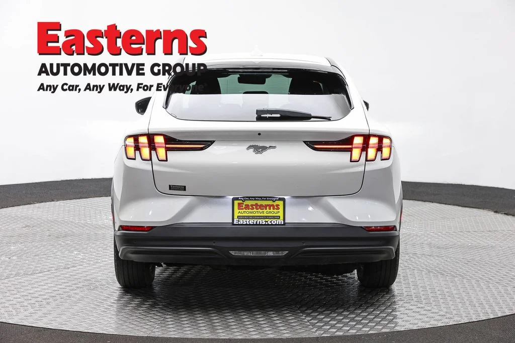 Used 2021 White Ford Select image 6