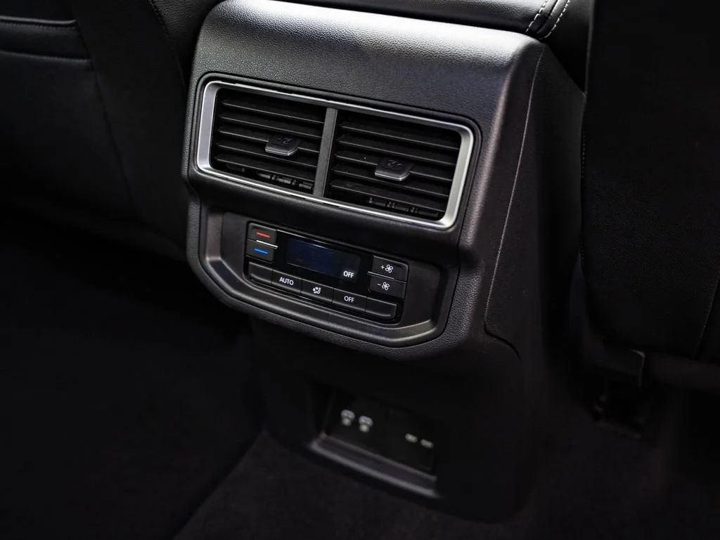 Used 2025 Pure White Volkswagen 2.0T SE w/Technology image 33