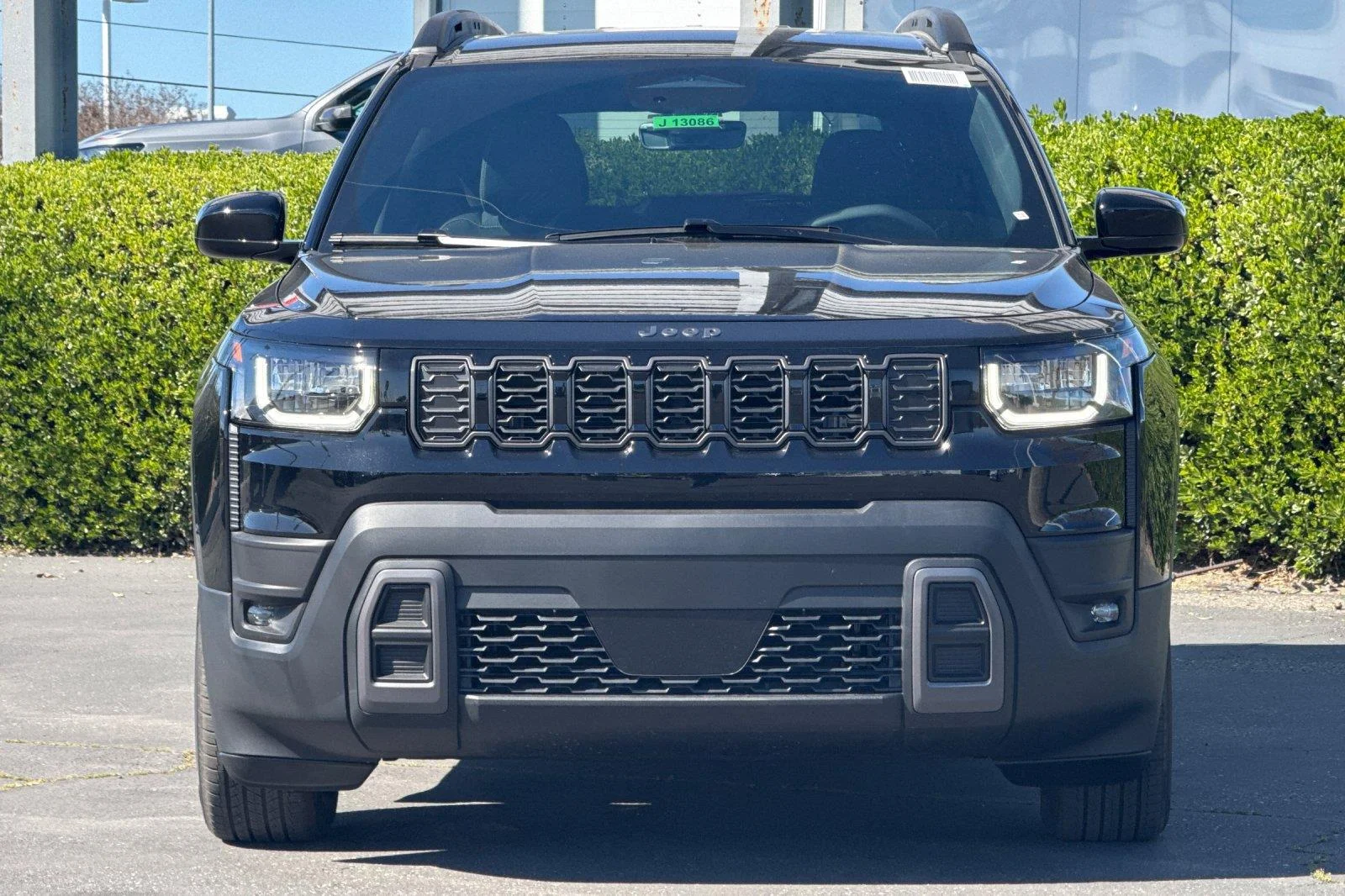 New 2026 Diamond Black Crystal Pearl-Coat Exterior Paint Jeep Laredo image 8