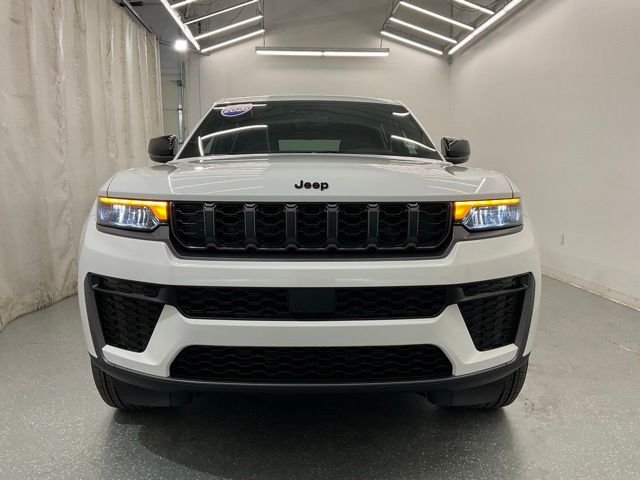 New 2026 Bright White Clear-Coat Exterior Paint Jeep Altitude image 3