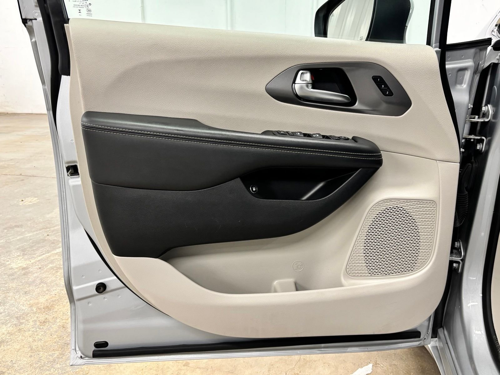 Used 2023 Silver Chrysler Touring L image 17