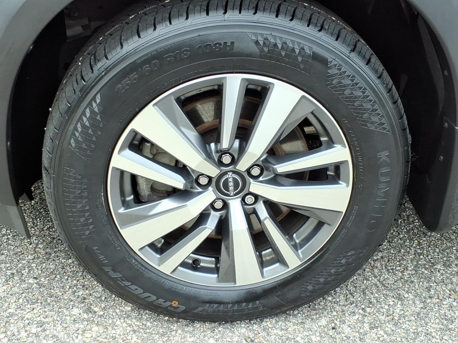 Used 2023 Pearl White Tricoat/Super Black Nissan SL image 4
