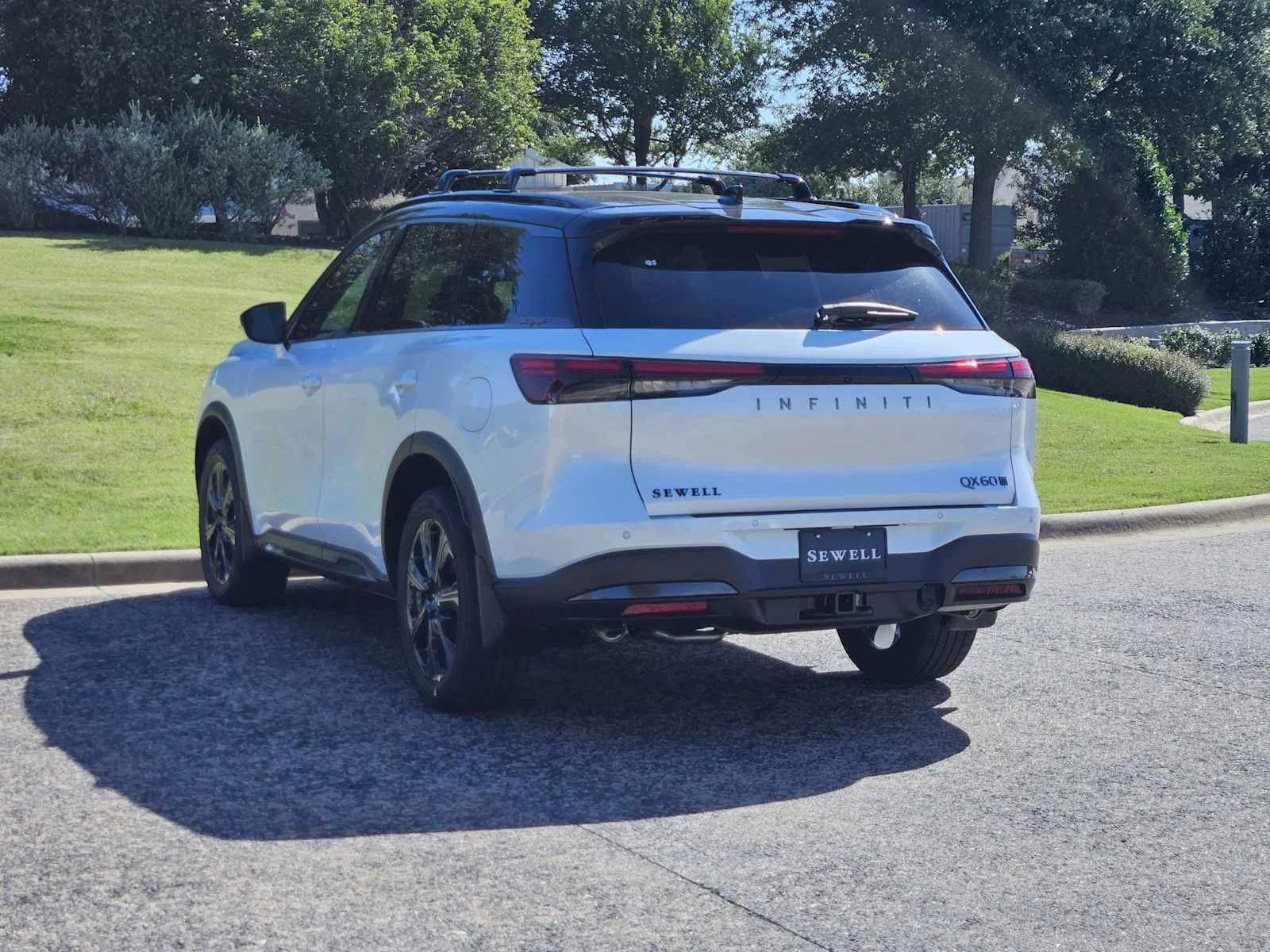 New 2027 2T RAD WHT INFINITI Autograph AWD image 3