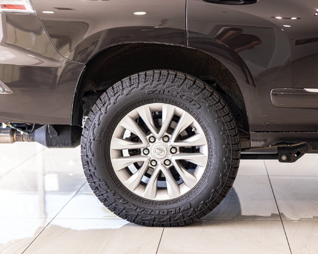 Used 2018 Red Lexus 460 image 11