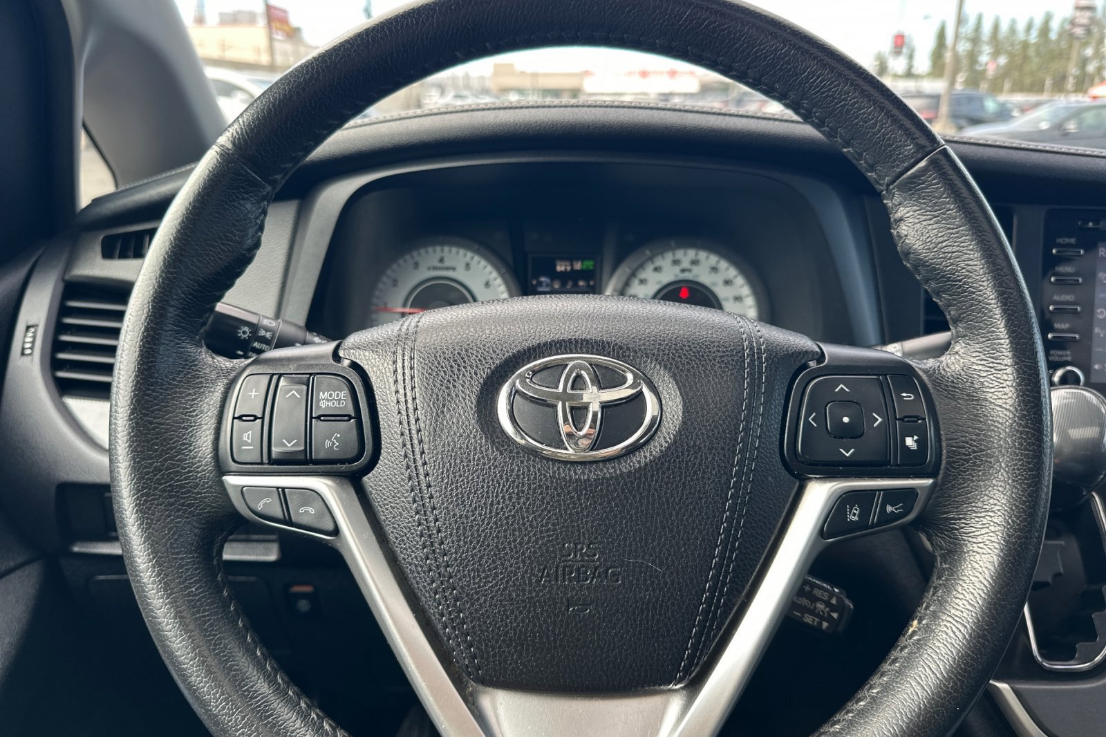 2020 Toyota Sienna SE - Photo 25
