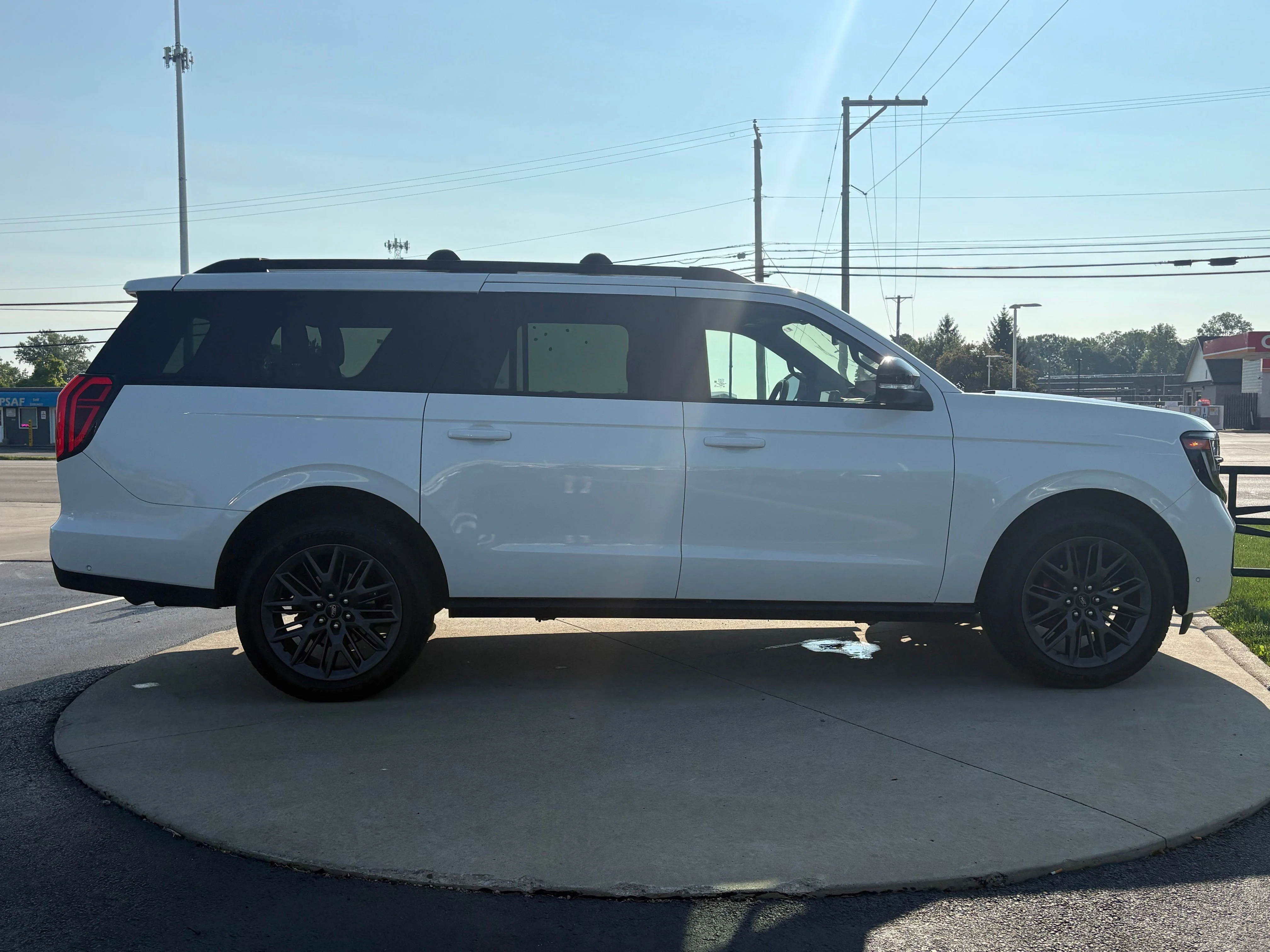 Used 2025 White Metallic Ford Platinum image 8