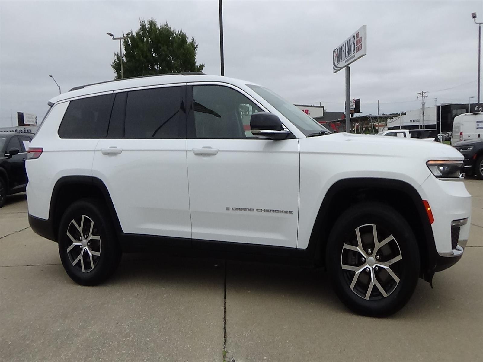Used 2023 Bright White Clear Coat (pw7) Jeep Limited image 5