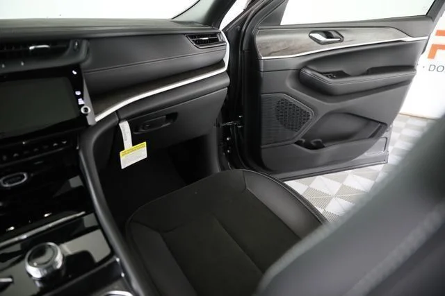 New 2026 Baltic Gray Metallic Clear-Coat Exterior Paint Jeep Altitude image 22