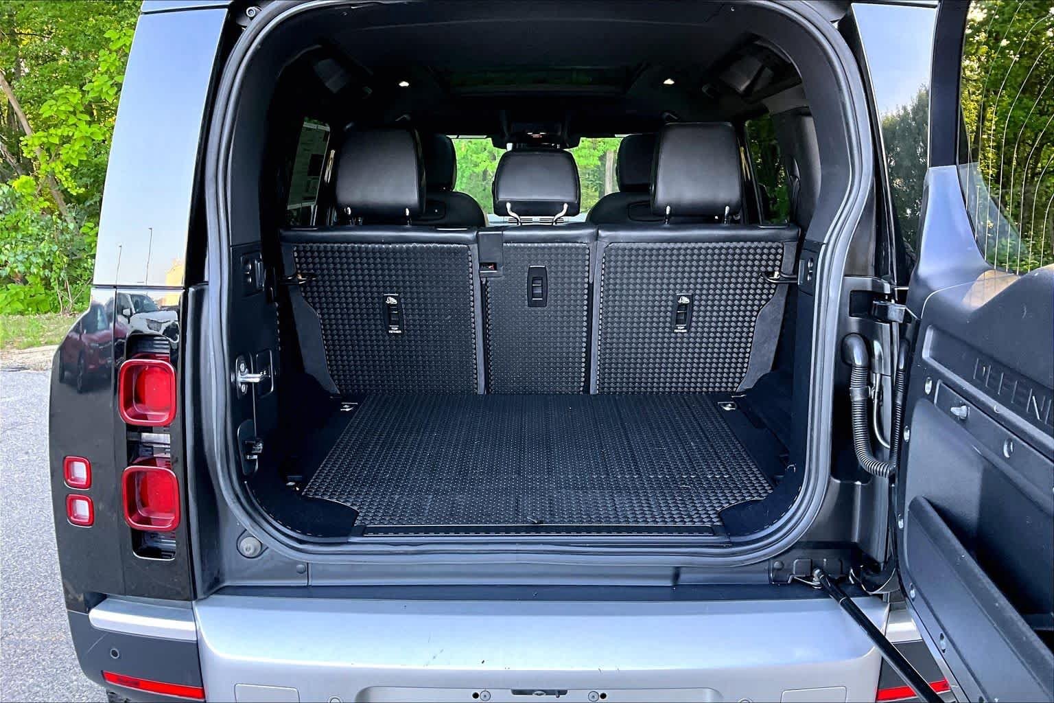 Used 2021 Santorini Black Metallic Land Rover S image 31