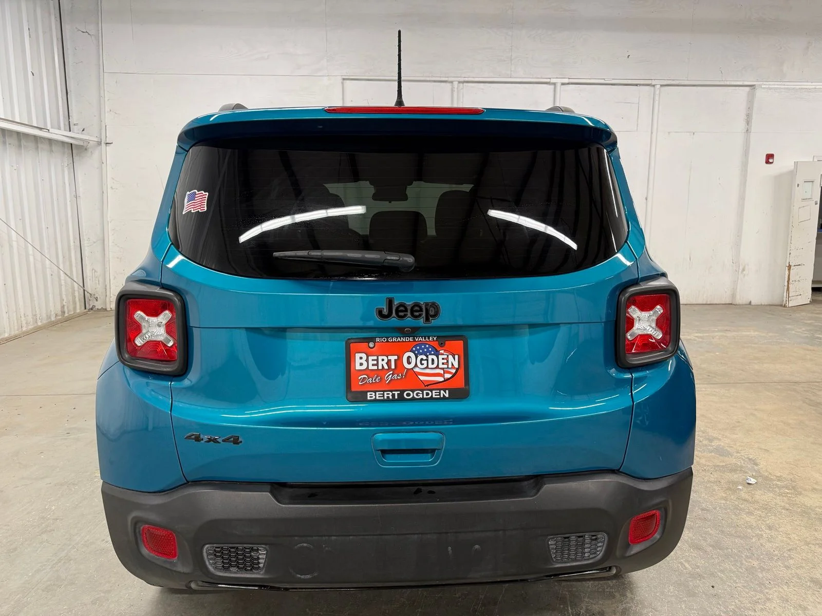Used 2022  Jeep Altitude image 7