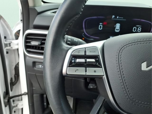 Used 2025 White Kia S image 25
