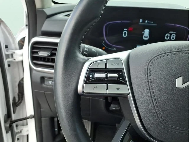 Used 2025 White Kia S image 25