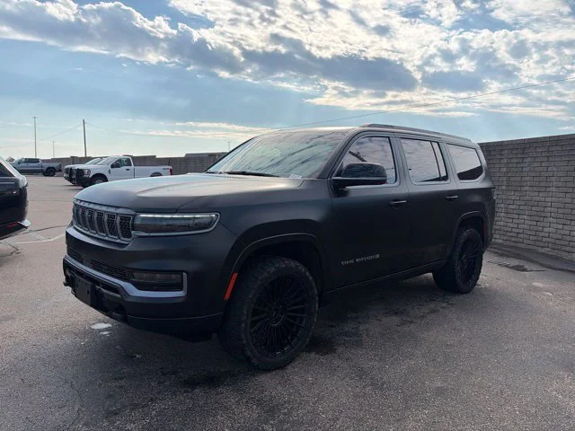Used 2024 Diamond Black Crystal Pearlcoat Jeep Series III Obsidian image 3