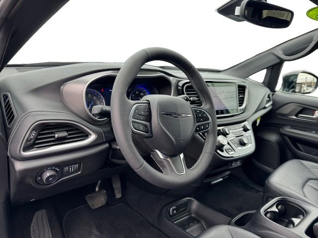 Used 2025 Black Chrysler Select image 11