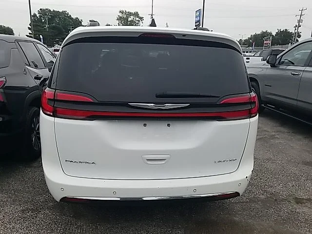Used 2023 White Chrysler Limited image 18