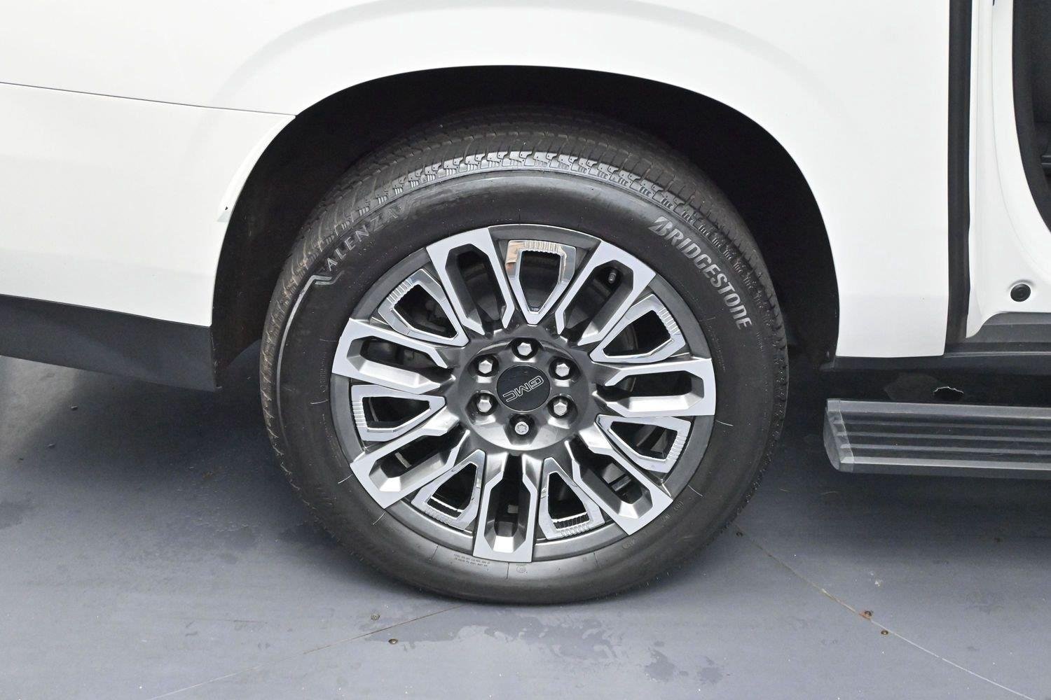 Used 2023 WHITE FROST TRICOAT GMC Denali Ultimate image 41