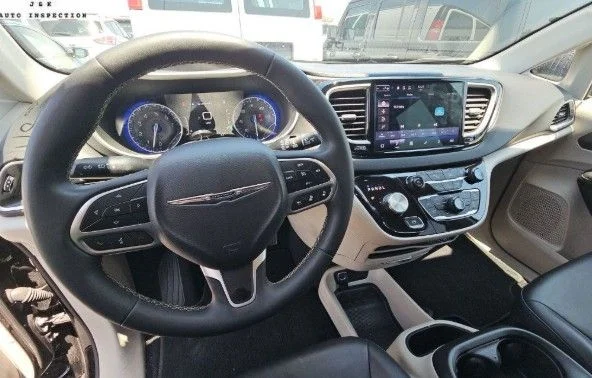 Used 2024 Black Chrysler Touring L image 4