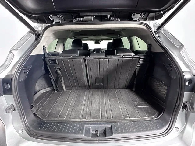 Used 2021 Silver Toyota XLE image 27