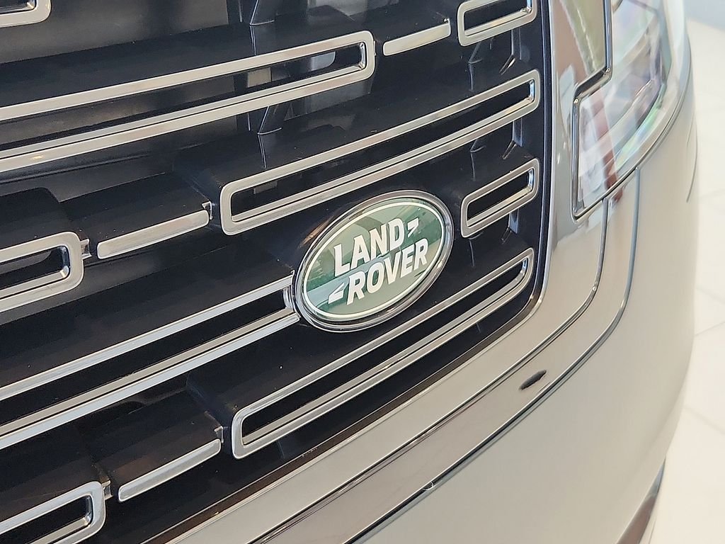 New 2026 British Racing Green Satin Land Rover SE image 11