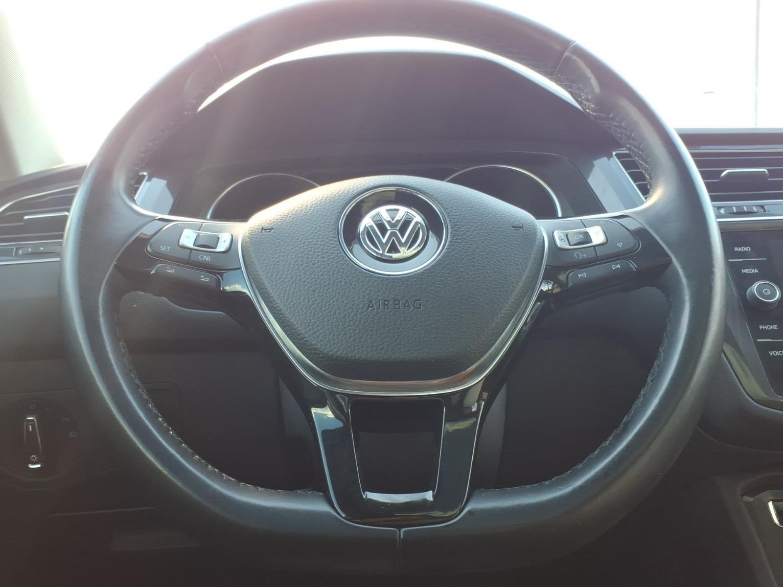 Used 2018 Platinum Gray Metallic Volkswagen SEL image 26