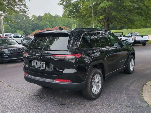 New 2026 Diamond Black Crystal Pearl-Coat Exterior Paint Jeep Laredo X image 5